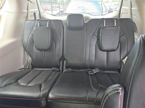 Used 2023 Chrysler Pacifica Touring-L FWD image 5