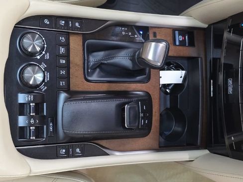 Used 2019 Lexus LX 570 4WD w/ Luxury Package image 26