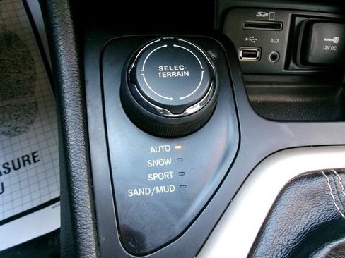Used 2016 Jeep Cherokee Latitude w/ Cold Weather Group AWD/4WD image 11