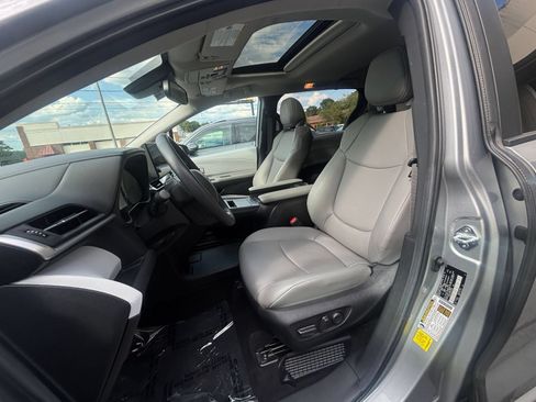Used 2025 Toyota Sienna XLE FWD image 27
