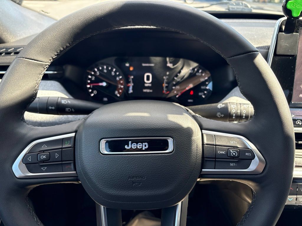 Used 2025 Jeep Compass Latitude AWD/4WD image 23