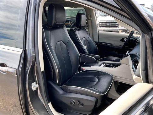 Used 2022 Chrysler Pacifica Limited image 8