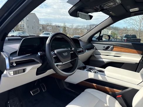 Certified 2026 Cadillac Vistiq Luxury image 4