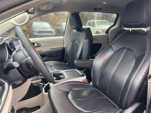 Used 2023 Chrysler Pacifica Touring-L image 17