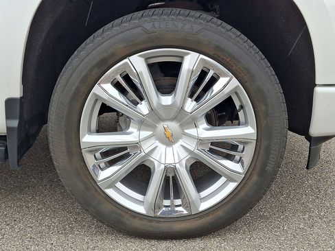 Used 2022 Chevrolet Silverado 1500 High Country w/ High Country Premium Package AWD/4WD image 27