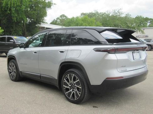 Used 2025 Jeep Wagoneer S Limited image 4