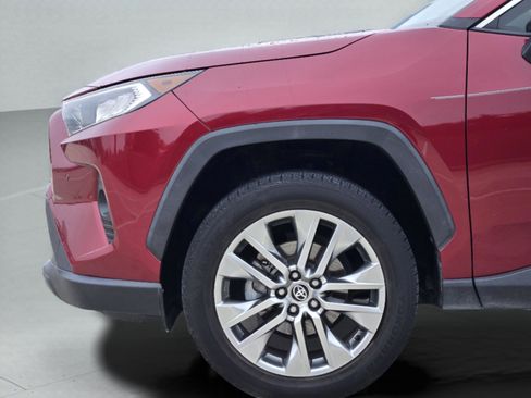 Used 2020 Toyota RAV4 XLE Premium FWD image 29