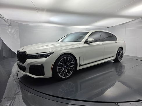 Used 2022 BMW 740i w/ M Sport Package RWD image 9