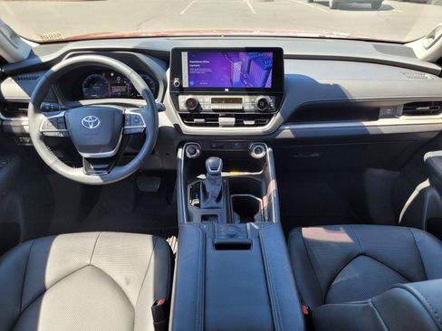 Used 2025 Toyota Grand Highlander AWD image 18