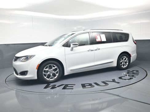 Used 2017 Chrysler Pacifica Limited w/ UConnect Theater Package image 6