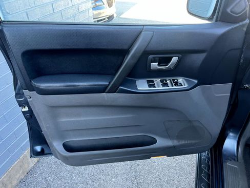 Used 2006 Mitsubishi Montero Limited image 25