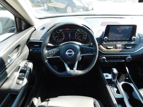 Used 2024 Nissan Altima 2.5 SV FWD image 11