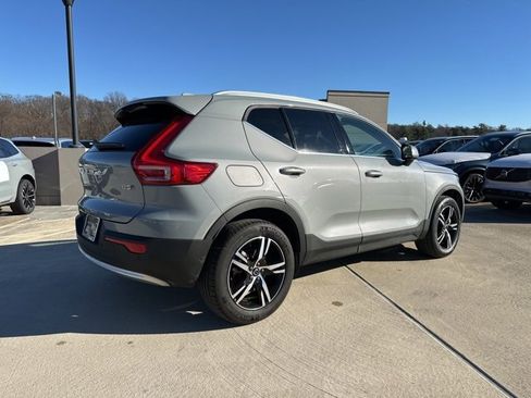 Certified 2025 Volvo XC40 B5 Core image 9