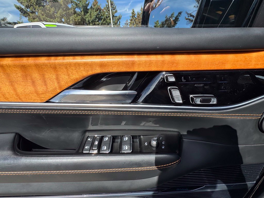 Used 2022 Jeep Grand Wagoneer Series III w/ Rear-Seat Entertainment Group AWD/4WD image 15