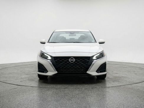 Used 2025 Nissan Altima 2.5 SV FWD image 2