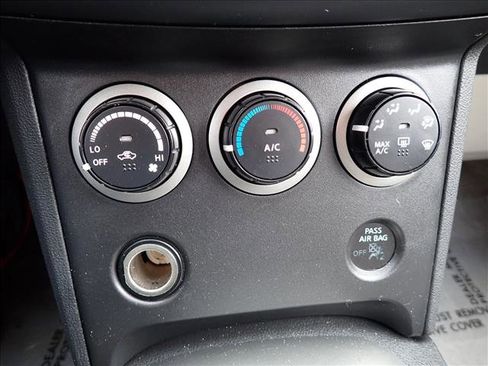 Used 2013 Nissan Rogue SV AWD/4WD image 17