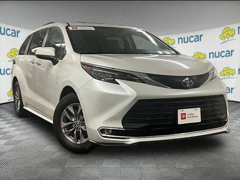 Used 2024 Toyota Sienna XLE image 1