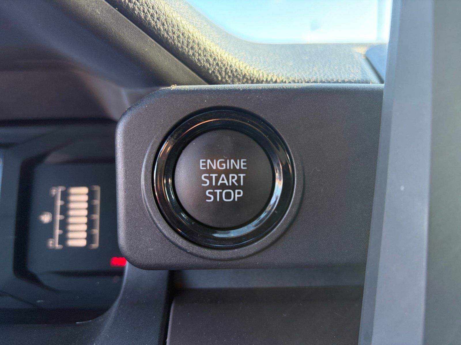 Used 2025 Toyota Tacoma SR5 AWD/4WD image 20