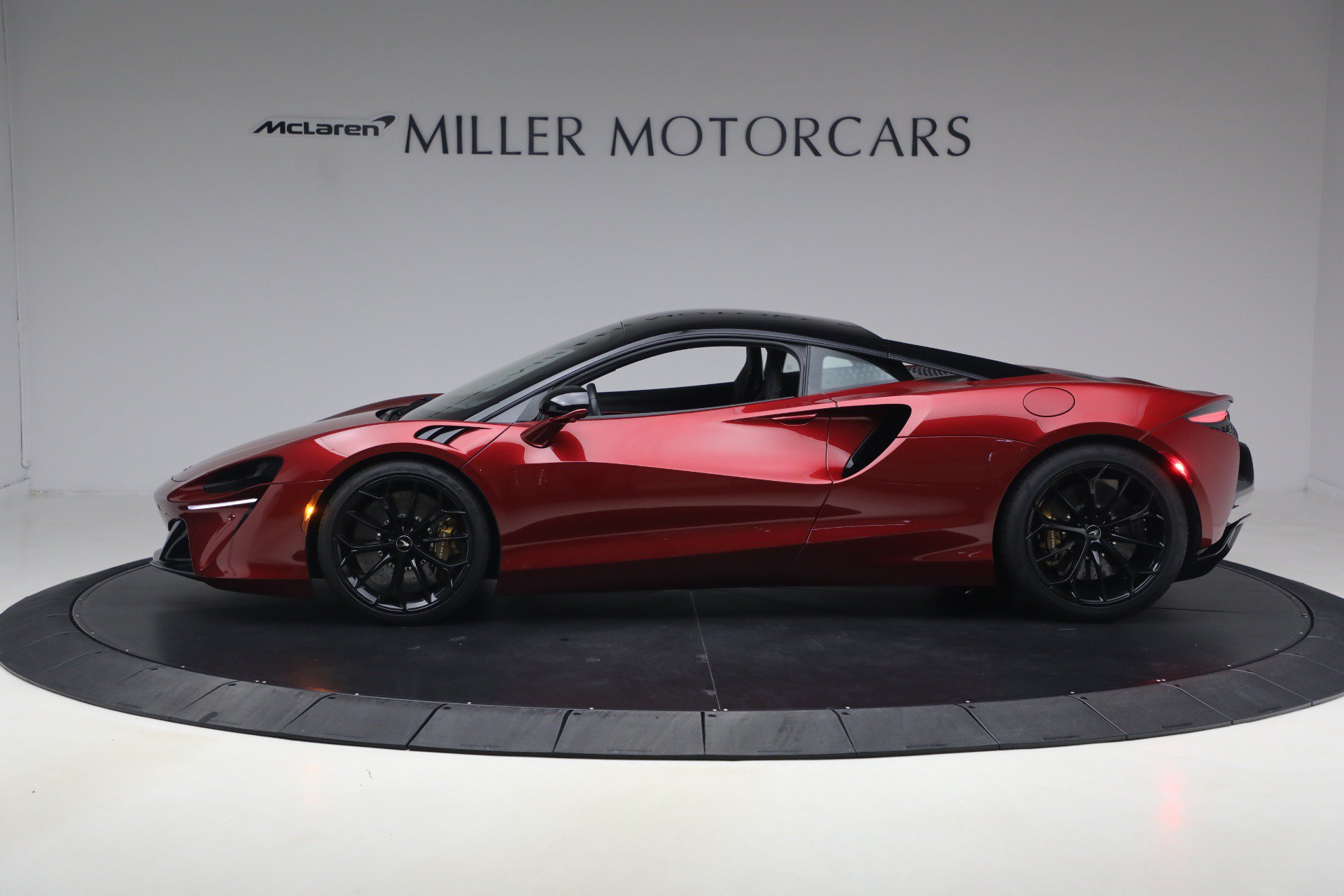 Used 2023 McLaren Artura RWD image 3