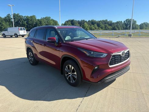 Used 2024 Toyota Highlander XLE AWD/4WD image 8