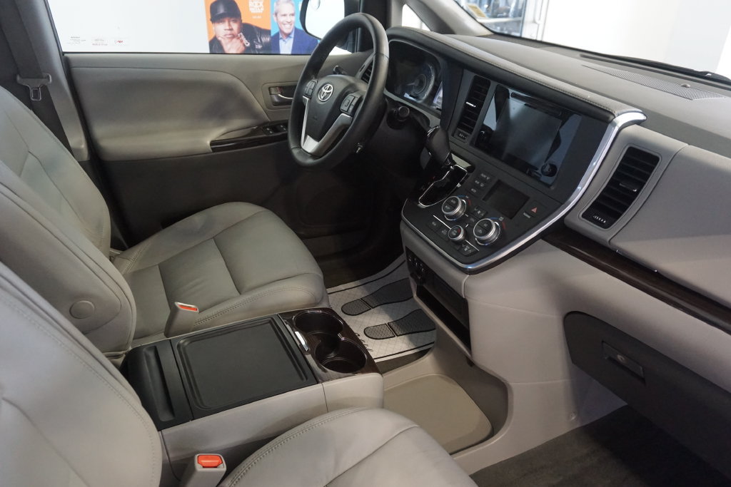 Used 2017 Toyota Sienna XLE w/ XLE Navigation Package AWD/4WD image 29