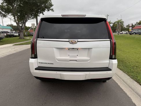 Used 2016 Cadillac Escalade Luxury AWD/4WD image 7