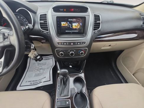 Used 2015 Kia Sorento LX AWD/4WD image 11