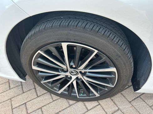 Used 2024 Lexus ES 300h w/ Premium Package FWD image 13