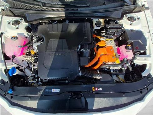 Certified 2025 Hyundai Elantra SEL FWD image 28