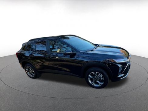 Used 2025 Chevrolet Trax LT w/ LT Convenience Package image 2