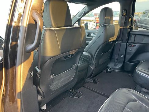 Used 2025 Chrysler Pacifica Limited image 53