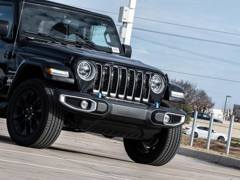 Used 2022 Jeep Wrangler Unlimited Sahara w/ Cold Weather Group image 5