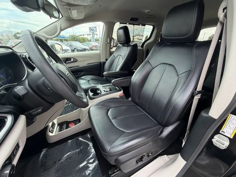 Used 2023 Chrysler Pacifica Touring-L FWD image 9
