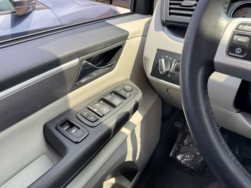 Used 2013 Volkswagen Routan SE FWD image 27