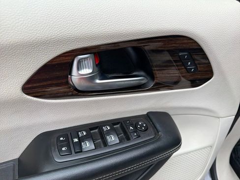 Used 2023 Chrysler Pacifica Limited FWD image 13