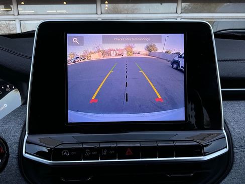 Used 2025 Jeep Compass Latitude image 32