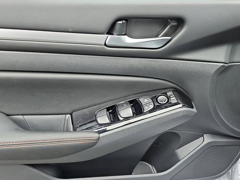 Used 2025 Nissan Altima 2.5 SR image 13