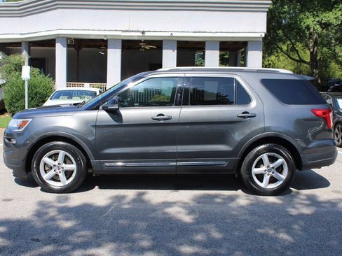 Used 2018 Ford Explorer XLT w/ Equipment Group 202A FWD image 4