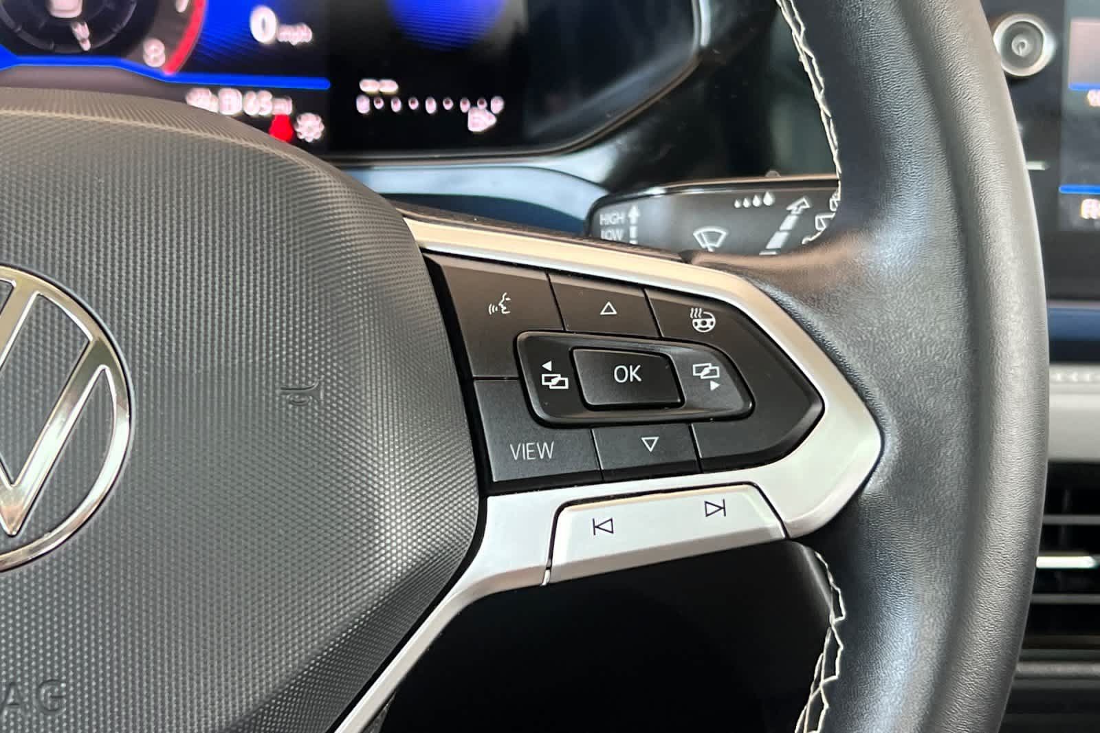 Used 2024 Volkswagen Taos SE w/ Panoramic Sunroof Package AWD/4WD image 27