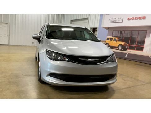 Used 2023 Chrysler Voyager LX FWD image 3