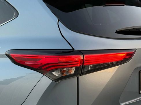 Used 2020 Toyota Highlander XLE AWD/4WD image 45