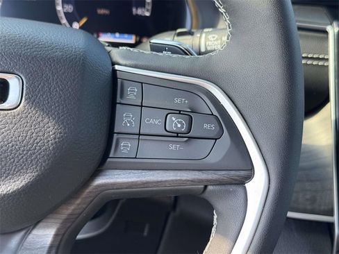 Used 2025 Jeep Grand Cherokee L Limited w/ Luxury Tech Group II image 24