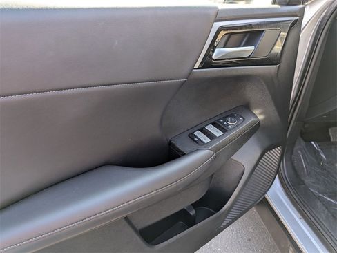 Used 2024 Mitsubishi Outlander SE image 11