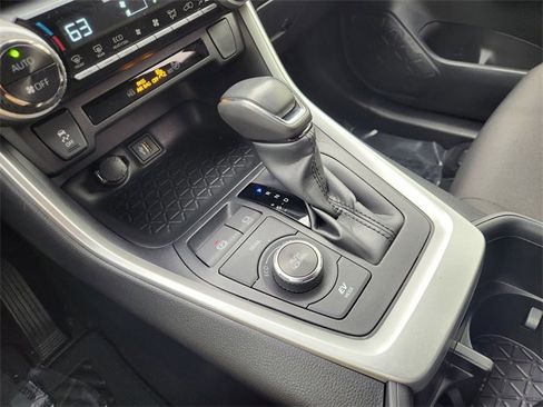 Used 2024 Toyota RAV4 SE image 16