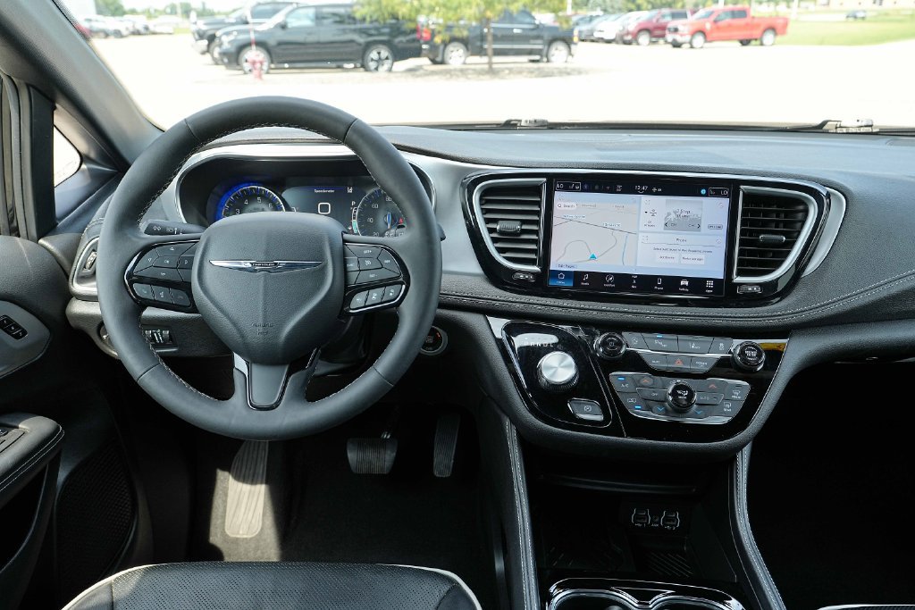 Used 2025 Chrysler Pacifica Limited FWD image 29