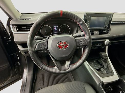 Used 2022 Toyota RAV4 LE image 11