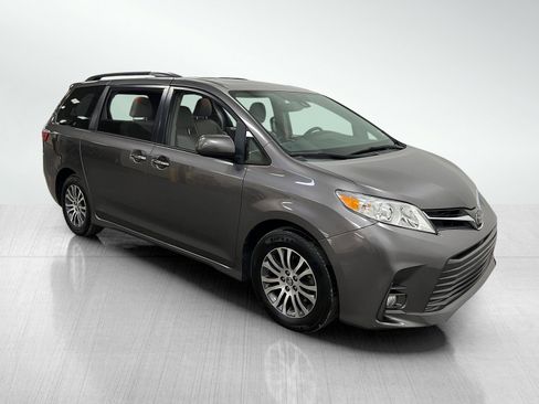 Used 2019 Toyota Sienna XLE image 1