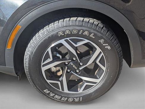 Used 2023 Kia Sportage LX image 9