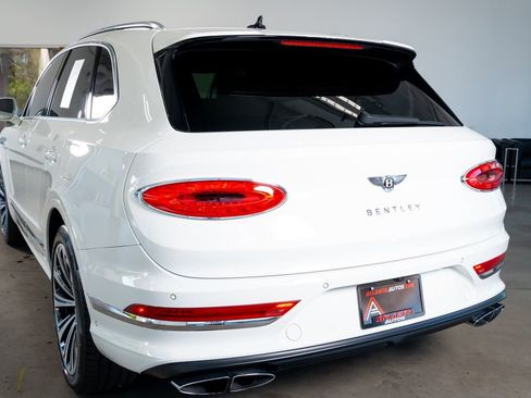 Used 2021 Bentley Bentayga Plug-In Hybrid image 23