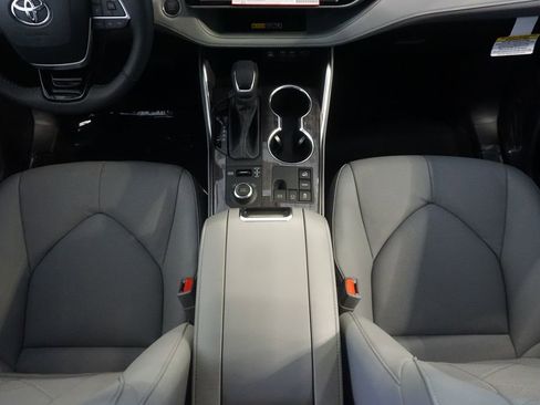 New 2026 Toyota Highlander Platinum AWD/4WD image 34